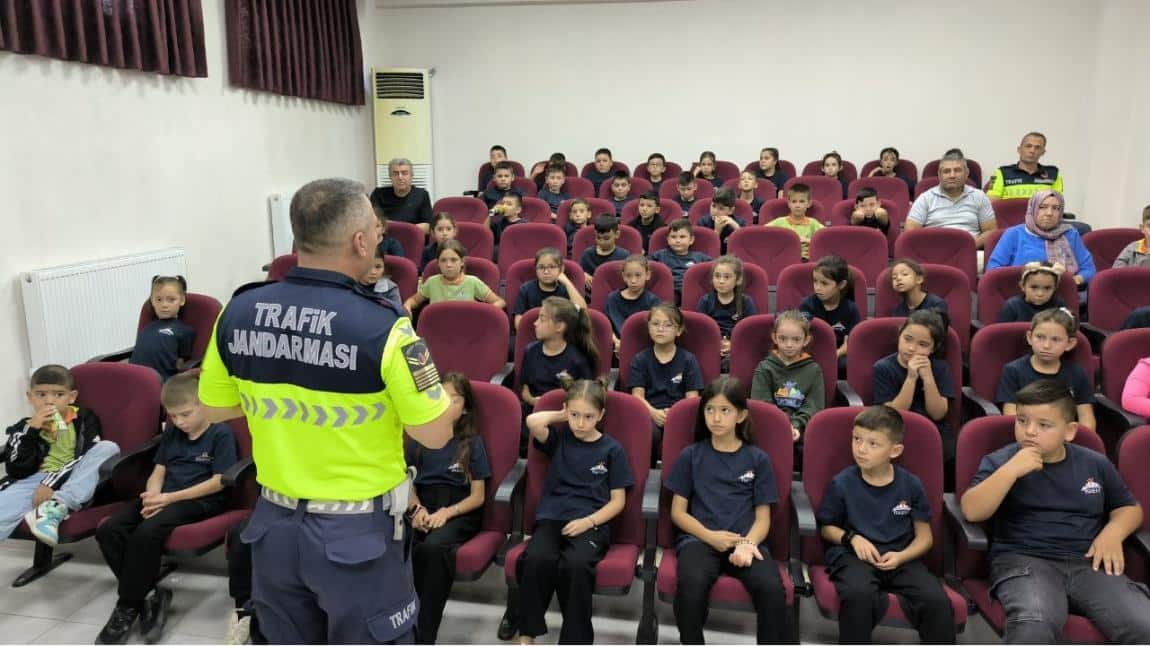 Jandarma Ekipleri Tarafından Öğrencilere Trafik Eğitimi Verildi